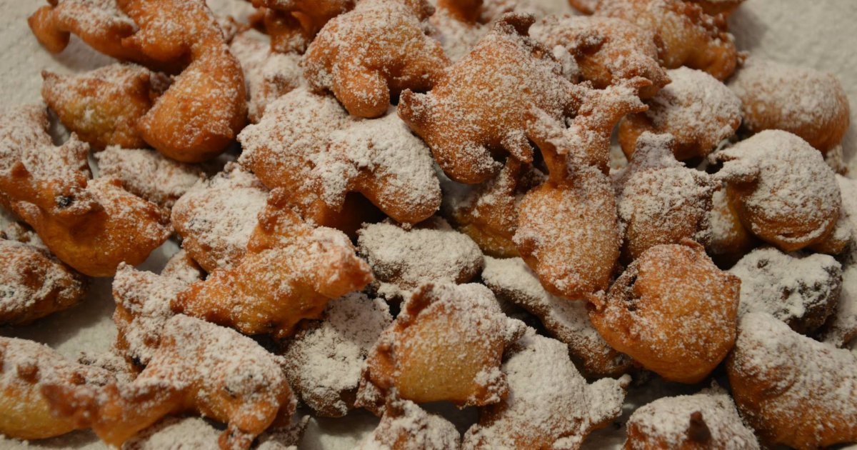 Frittelle di Carnevale con mele e uvetta - Tastetrentino
